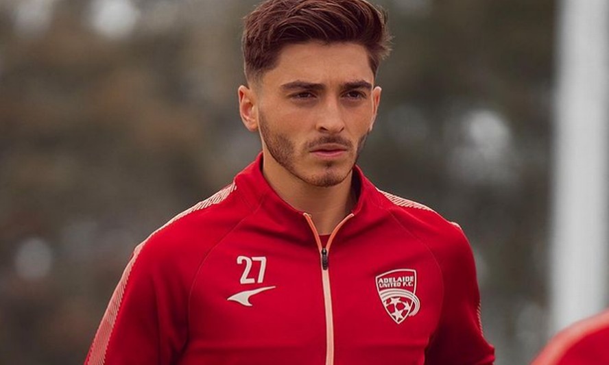 Jogador de futebol gay da Austrália diz receber ameaças de morte todos os dias