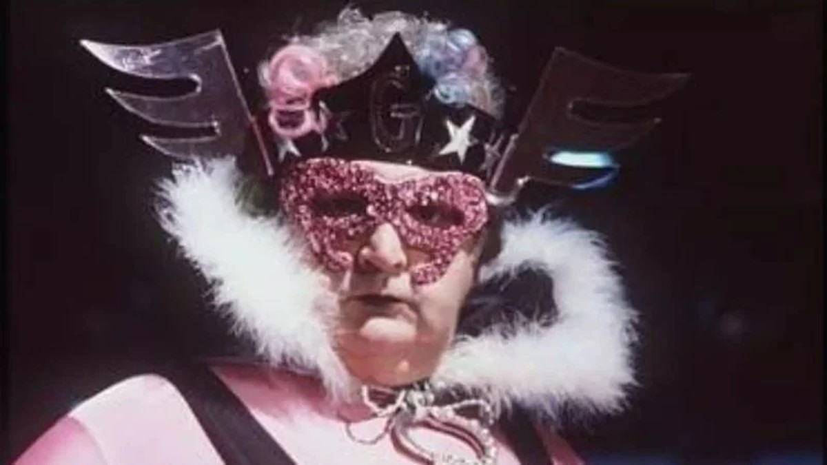 Capitão Gay de Jô Soares brilha em nova edição mais diversa de almanaque dos anos