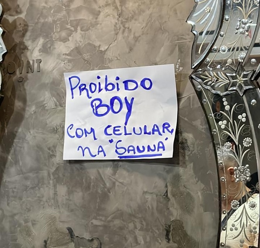 Numa Sauna Gay De Copacabana O Uso Do Celular Foi Limitado Pela