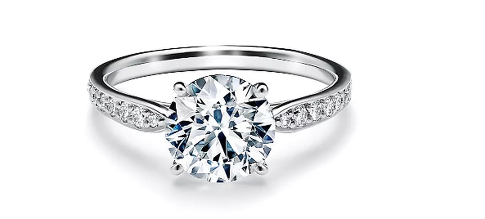 Anel de diamante da marca Tiffany: modelo é  que Maíra Cardi ganhou do noivo — Foto: Divulgação