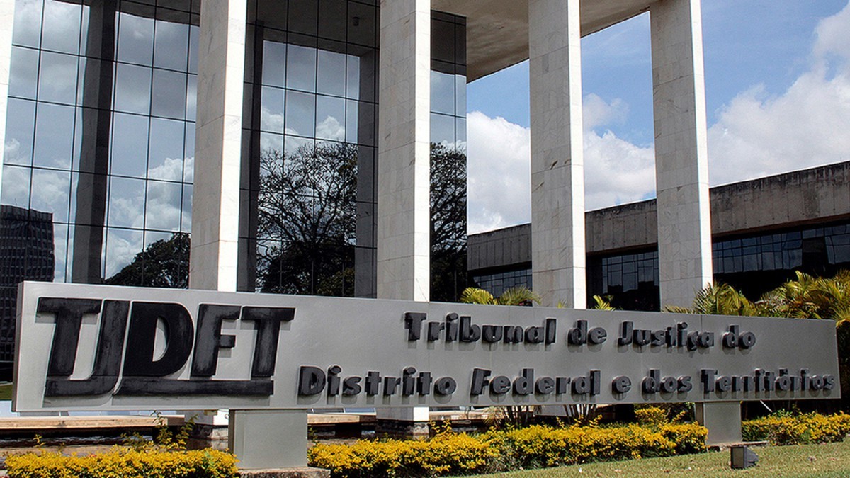 Professor é condenado a pagar R$ 500 para aluna após pedir para ela cobrir 'peitos grandões' em escola do DF