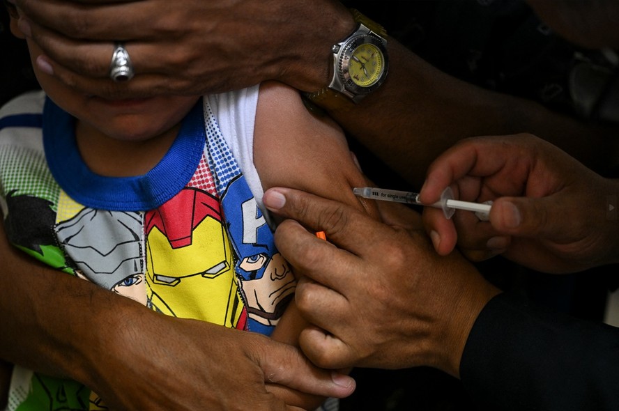 Menino recebe vacina