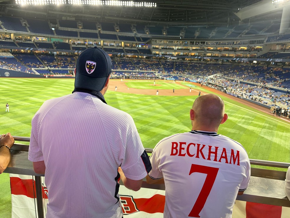 Torcedores ingleses tentam assistir ao jogo de beisebol, no ginásio de Miami — Foto: Rafael Oliveira