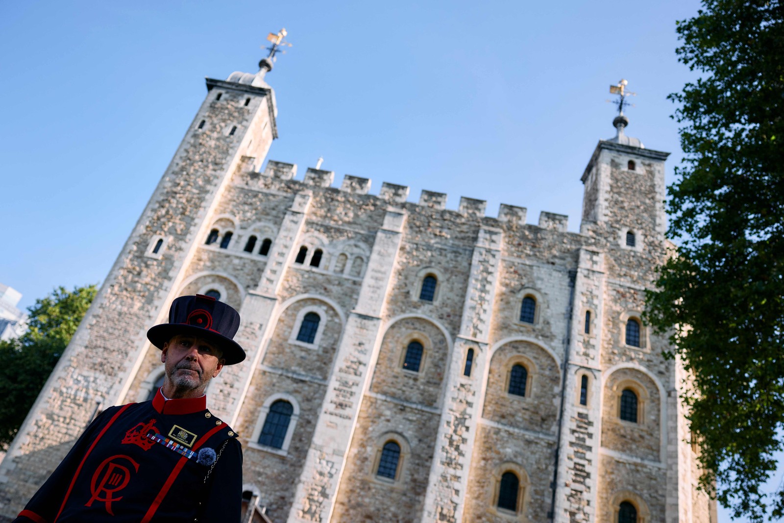 Veterano de guerra e ex-comandante na marinha britânica, Barney Chandler é o 'mestre dos corvos' da Torre de Londres desde março de 2024 — Foto: Benjamin Cremel / AFP