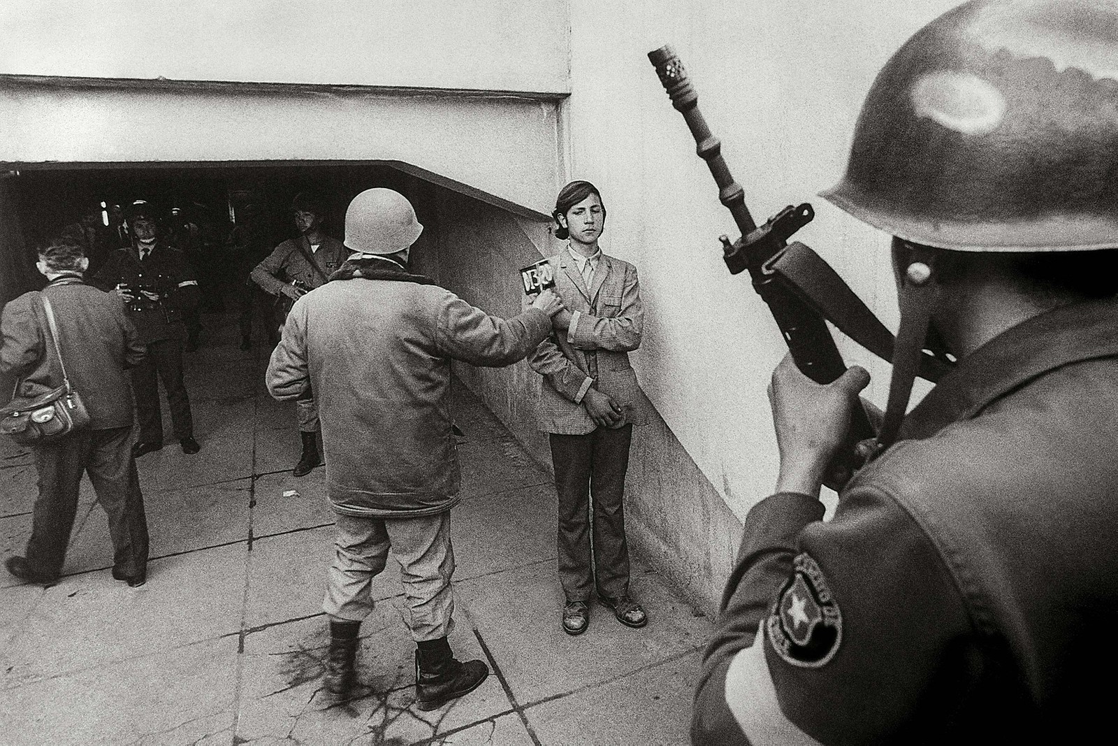 Jovem preso no Estádio Nacional (Santiago, Chile) sendo identificado e fotografado por militares em setembro de 1973 — Foto: Evandro Teixeira/Acervo IMS