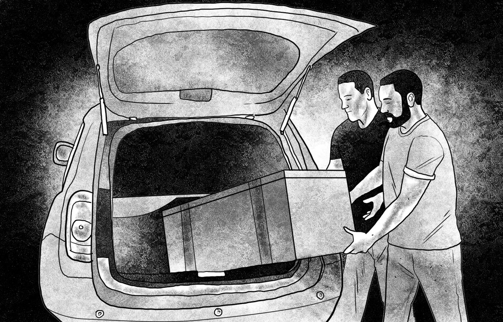 Bruno e Jeander colocam baú com corpo de Jeff dentro da mala do carro da vítima — Foto: Editoria de Arte