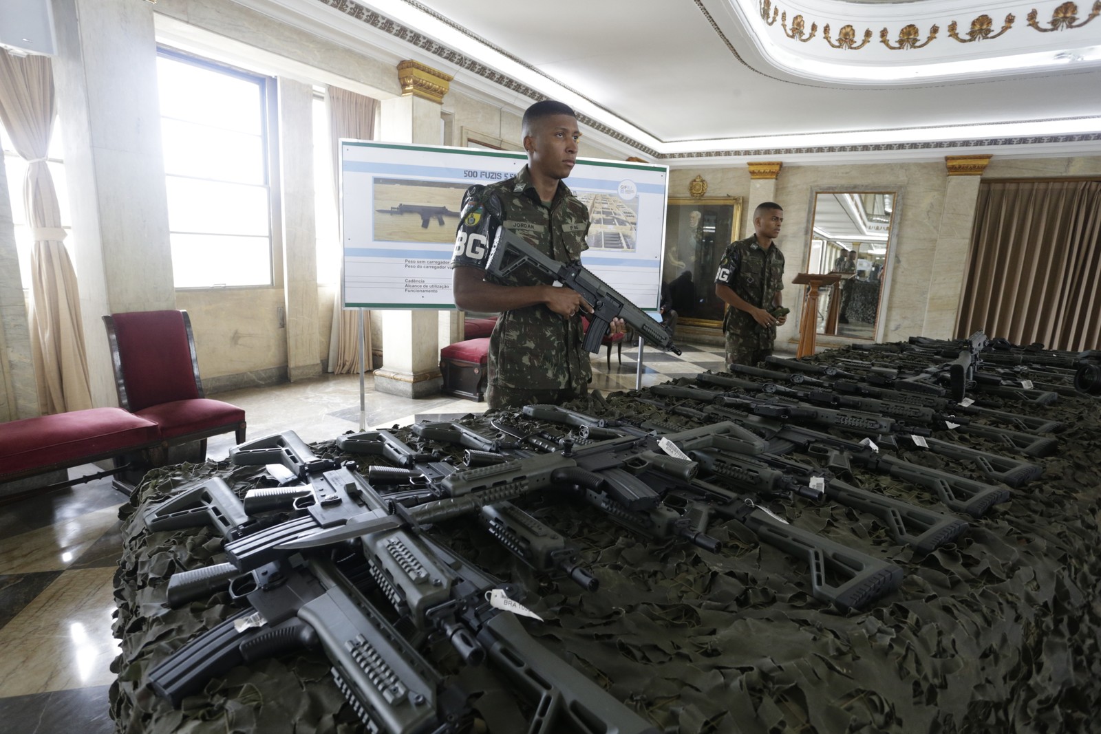 O Gabinete de Intervenção Federal entregou 200 carabinas calibre 12 à Secretaria de Segurança de Administração Penitenciária — Foto: Antônio Scorza / Agência O Globo