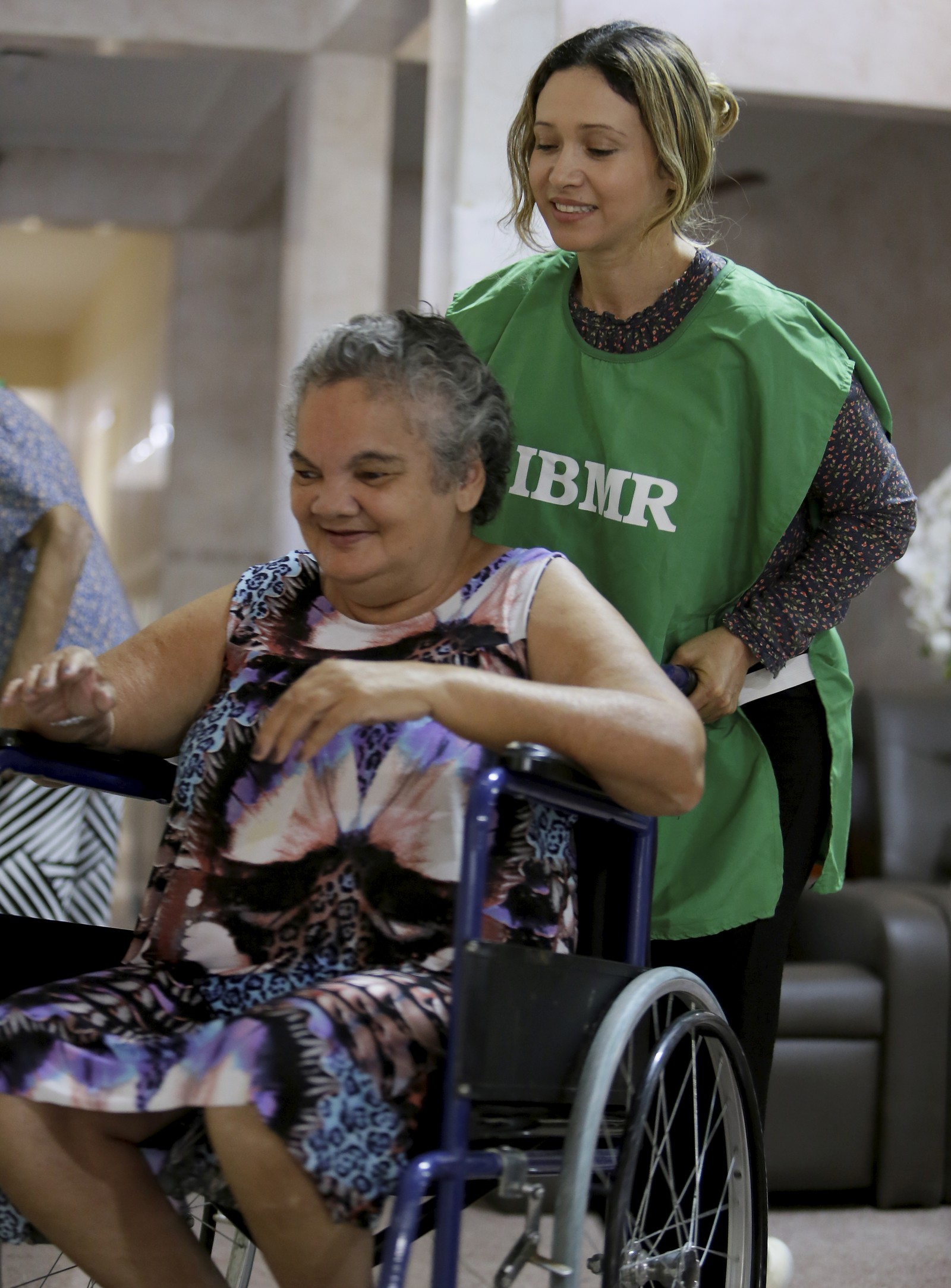Rubi Santos with an elderly woman at Sodalisio da Sacra Familia — Photo: Marcelo Thebald / Agência O Globo