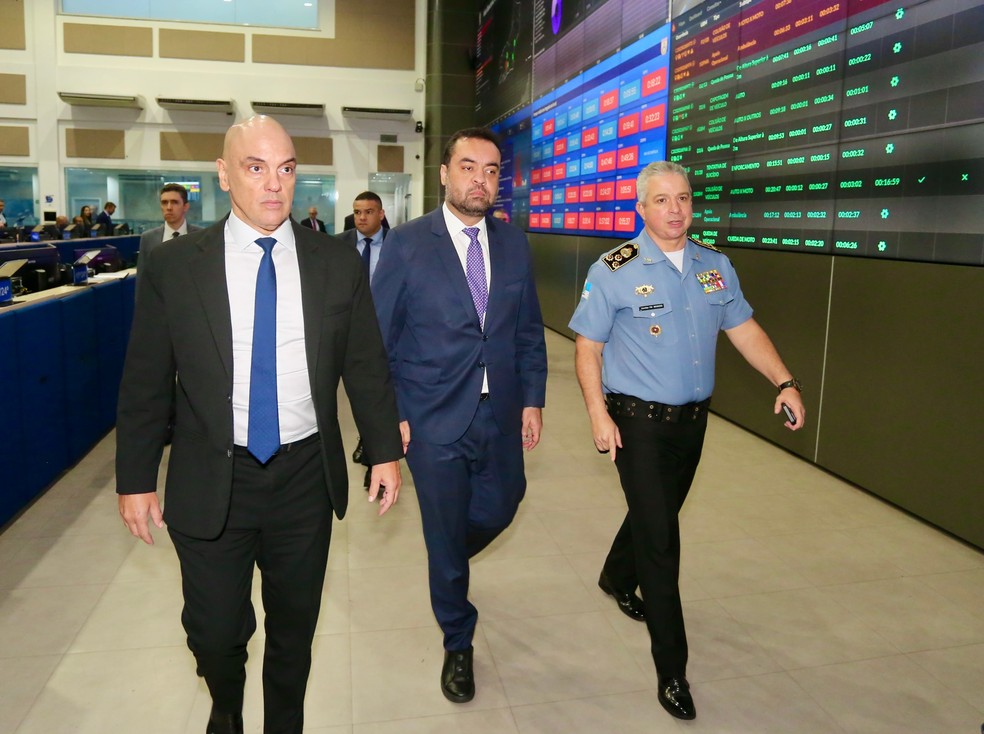 Ministro Alexandre de Moraes, o governador Cláudio Castro e o secretário de Polícia Militar Marcelo Menezes — Foto: Divulgação / Philippe Lima