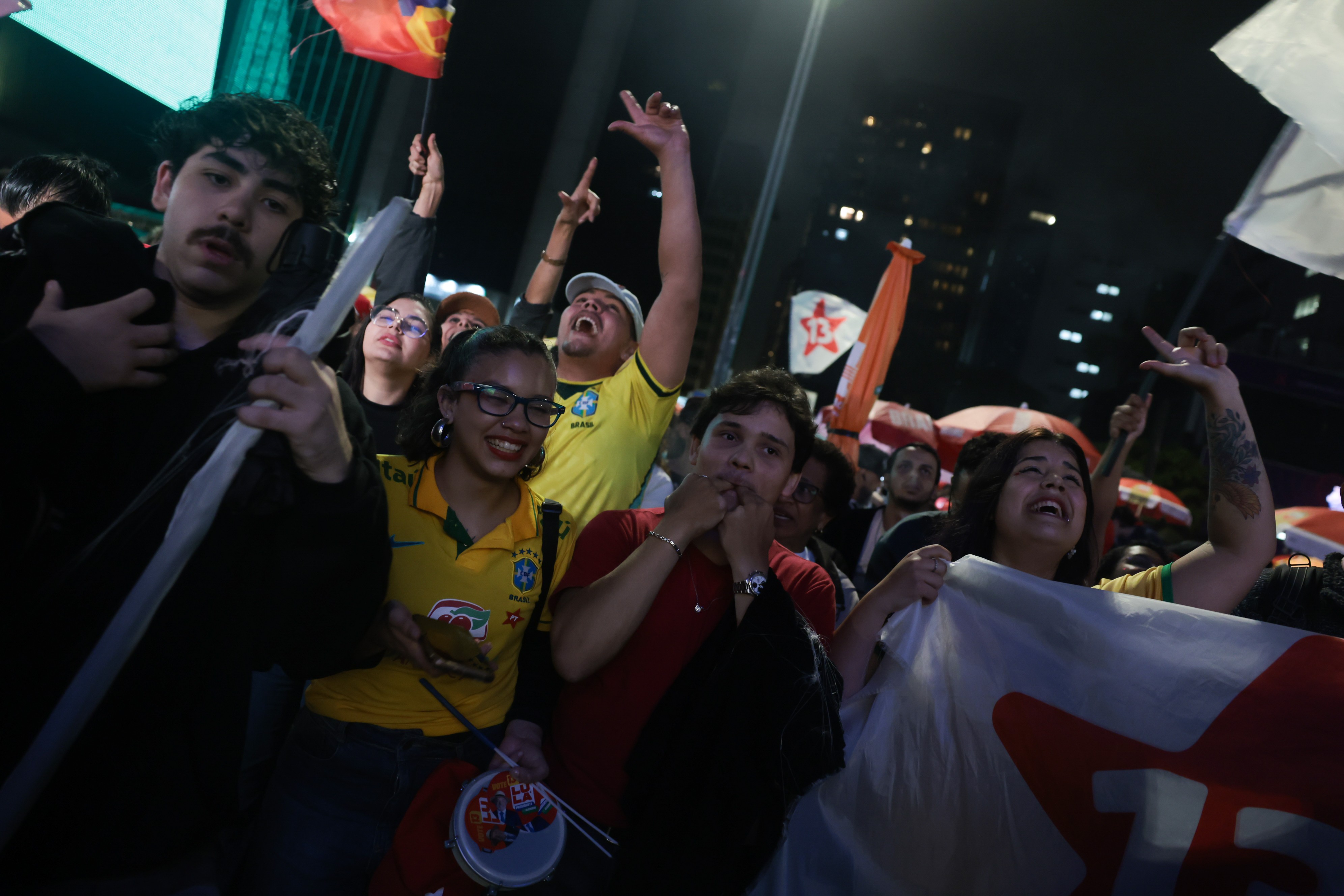 Apoiadores de Lula comemoram na avenida Paulista após anúncio da vitória do presidente - Foto