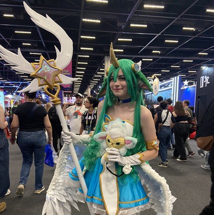 Nataly escolheu uma skin especial de Soraka, sua personagem favorita de League of Legends. — Foto: Fernanda Alves Davi
