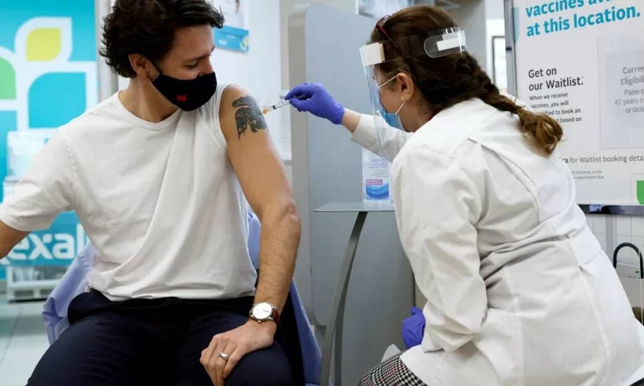 Justin Trudeau, primeiro-ministro do Canadá, recebe dose da vacina contra Covid-19 — Foto: Blair Gable / Reuters