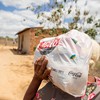Morador de Barra de Santa Rosa, no sertão da Paraíba, leva para casa cesta de alimentos da campanha Natal sem Fome, da ONG Ação da Cidadania - Bruno Magalhães/Divulgação/Ação da Cidadania