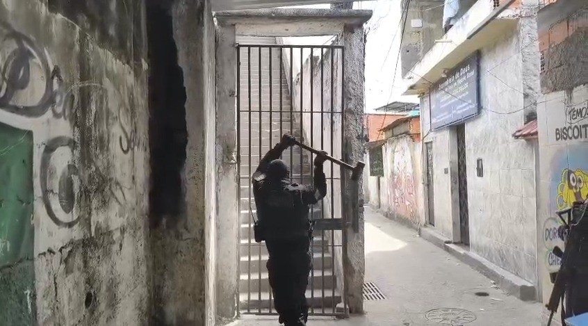 Complexo de Israel: entrada de Vigário Geral tinha barricada na passarela e portão trancado com cadeado; vídeo - QTU Questões do Universo