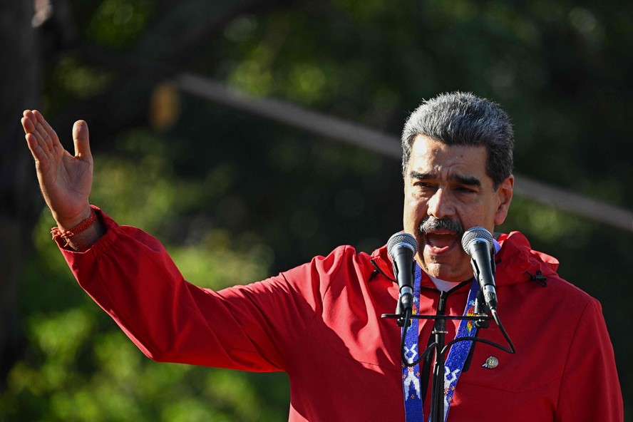 Presidente da Venezuela, Nicolás Maduro, discursa durante uma marcha em comemoração ao 'Dia da Resistência Indígena', em Caracas, em 12 de outubro de 2025.