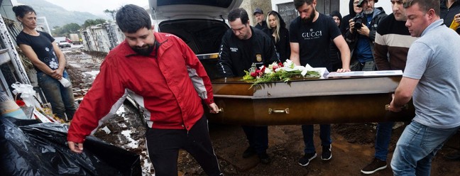 Vítimas das enchentes no Rio Grande do Sul são enterradas — Foto: SILVIO AVILA / AFP