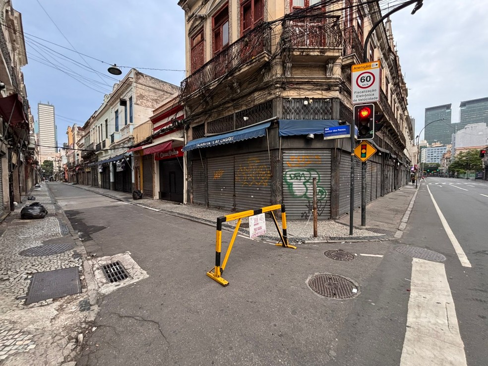 Comércio fechado e ruas desertas no Centro do Rio no fim da tarde — Foto: Alexandre Cassiano