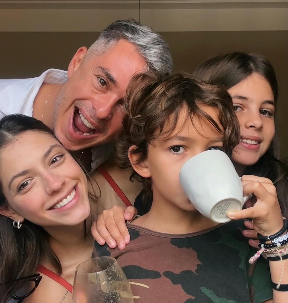 Ivan Moré com a noiva e os filhos — Foto: Reprodução/Instagram