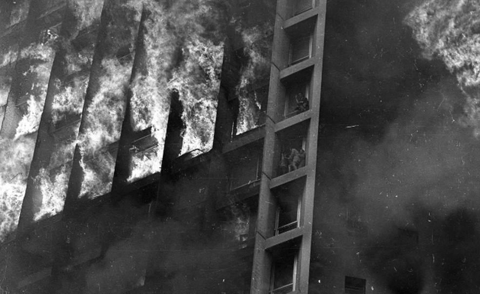 Edifício Joelma: Chamas consumindo prédio e pessoas tentando se salvar — Foto: Antonio Carlos Piccino/Agência O GLOBO