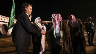 Bolsonaro foi recebido pelo governador de Riade, o ditador Faisal bin Bandar Al Saud — Foto: Divulgação