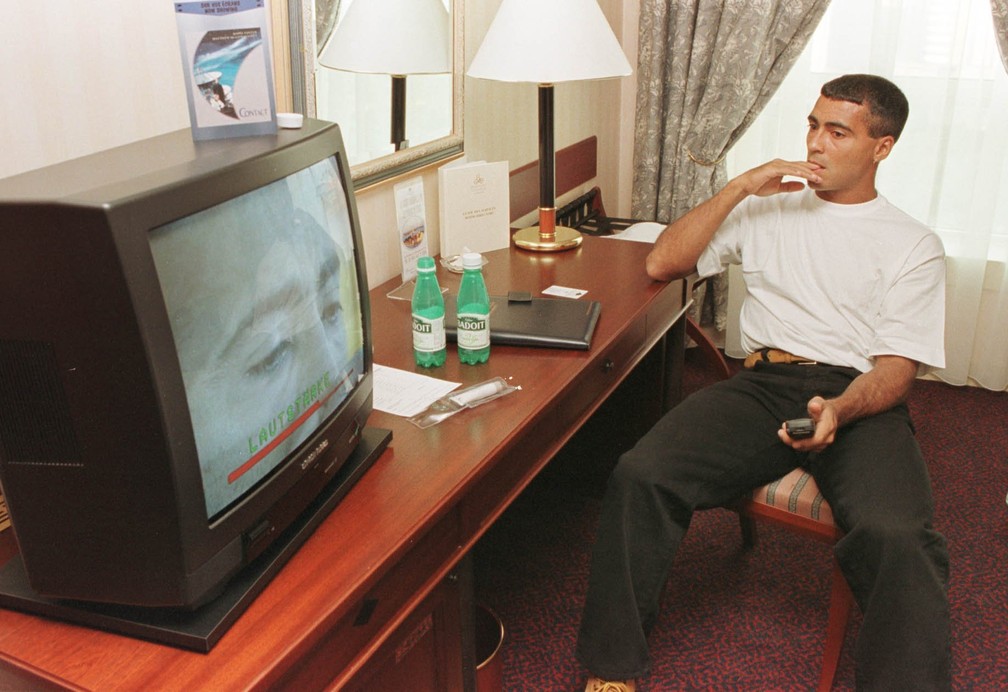Romário no quarto do hotel Renaiscense, em Paris,  antes de seu embarque de volta ao Brasil após o corte da seleção — Foto: Ivo Gonzalez/ Agência O Globo