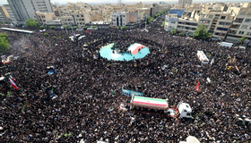 Como foi o funeral do presidente do Irã, acompanhado por milhares de pessoas nas ruas de Teerã