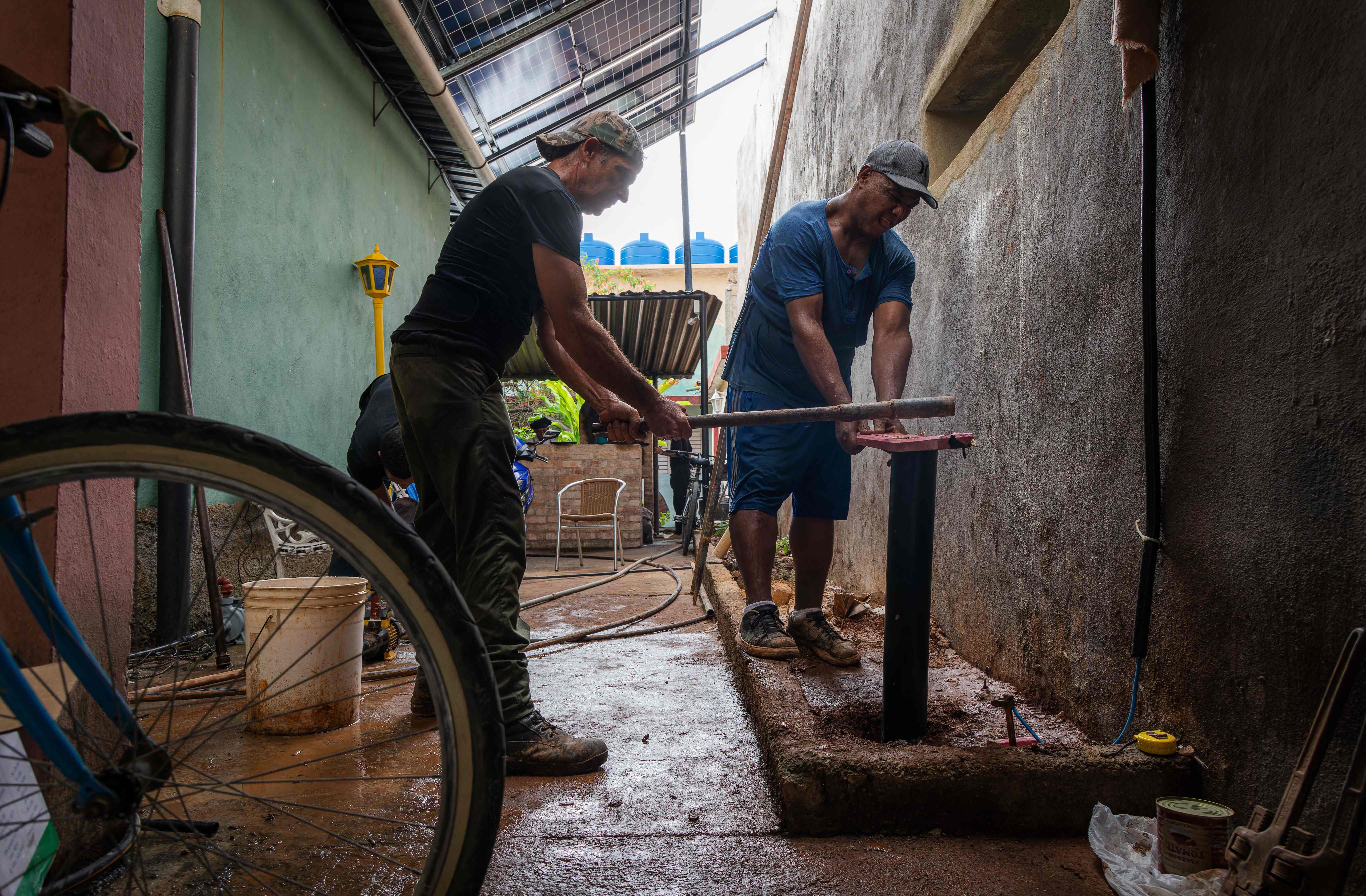Sem combustível para bombas hidráulicas, cubanos perfuram poços para enfrentar escassez de água na ilha: 'É a luta cotidiana'