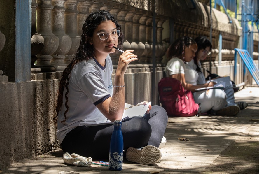 Tainara Rodrigues, de 18 anos, não teve neste ano aulas de Química, Física, Biologia, Geografia e História