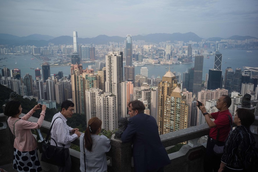 Foto de 2019 mostra pessoas num mirante no Victoria Peak, com vista privilegiada para Hong Kong