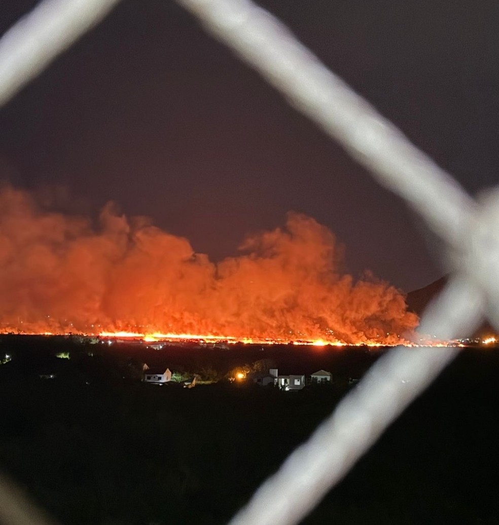 Incêndio em área de mata em Vargem Grande no fim de julho: polícia investiga se ação foi criminosa — Foto: Reprodução