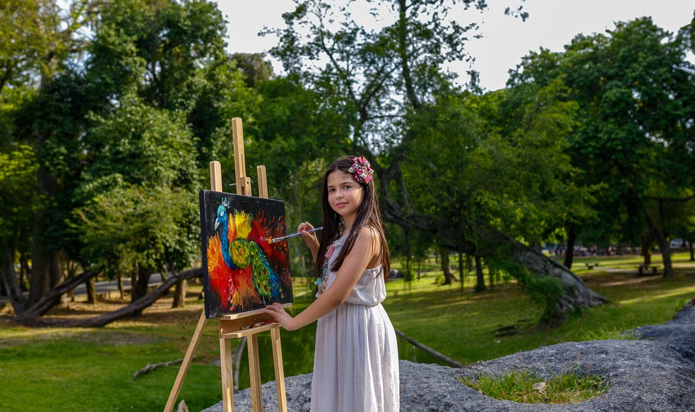 Exposição no Louvre aos 10 anos: conheça a pequena artista carioca que ...