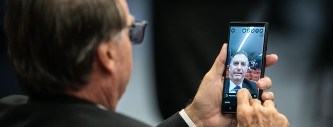 O ex-presidente Jair Bolsonaro conversa com a ex-primeira-dama Michelle Bolsonaro durante sessão do julgamento da trama golpista no STF — Foto: Brenno Carvalho / Agência O Globo