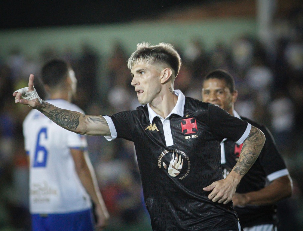 Orellano marcou um golaço contra o Sampaio Corrêa — Foto: Matheus Lima/Vasco