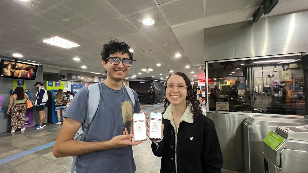 O casal, Willyane da Silva, de 22 anos, e Lucas Moura do Nascimento, mora em Natal, no nordeste do Brasil, e estão usando o Jaé virtualmente para passear no Rio — Foto: Ana Branco / Agencia O Globo