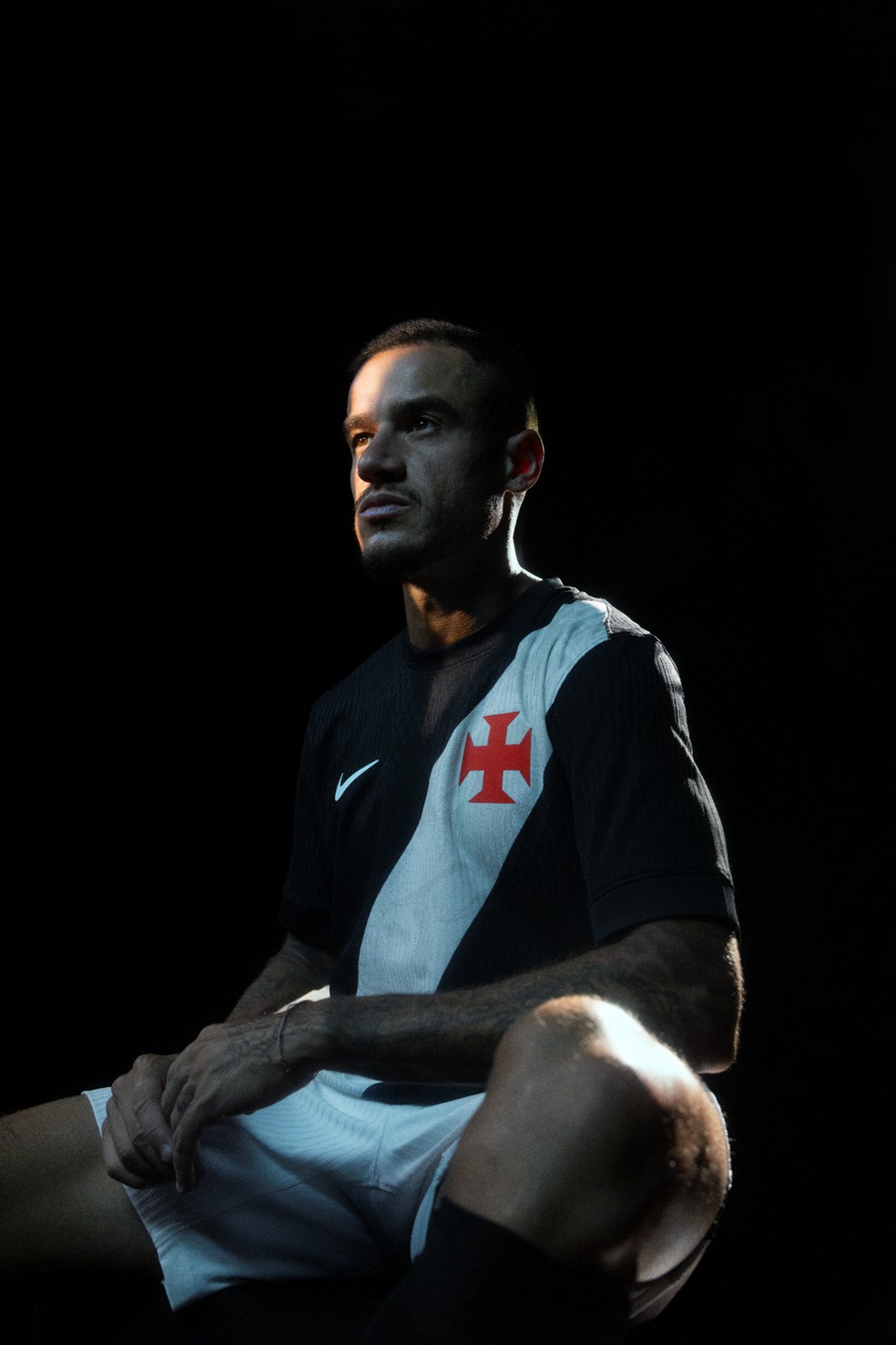 Coutinho com a camisa nova do Vasco para 2026 — Foto: Divulgação/Nike
