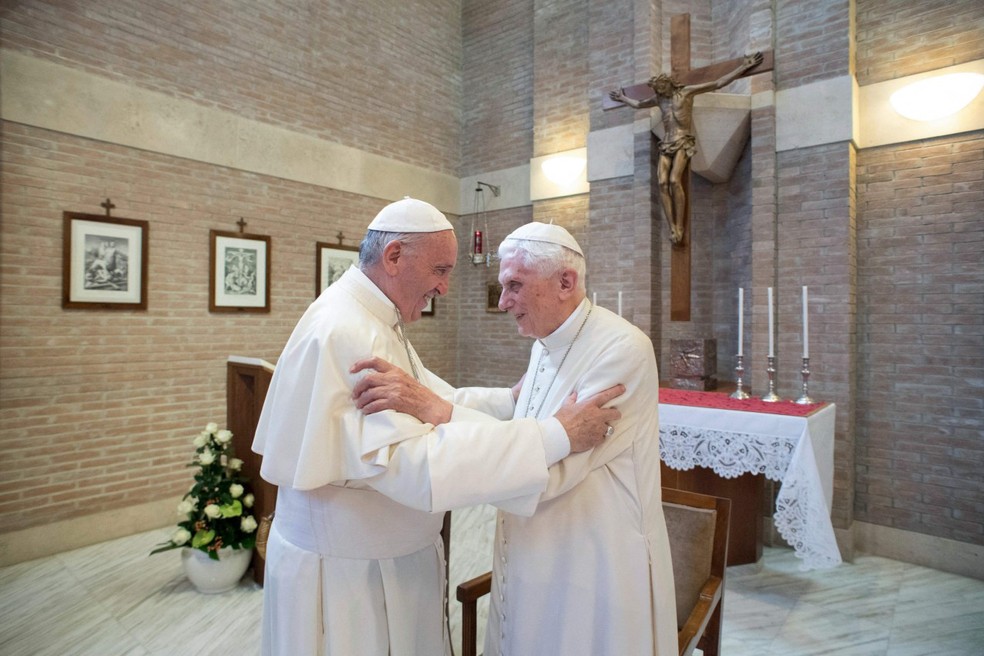 Papa Franciso e Papa emérito Bento XVI, durante encontro no Vaticano — Foto: OSSERVATORE ROMANO/AFP