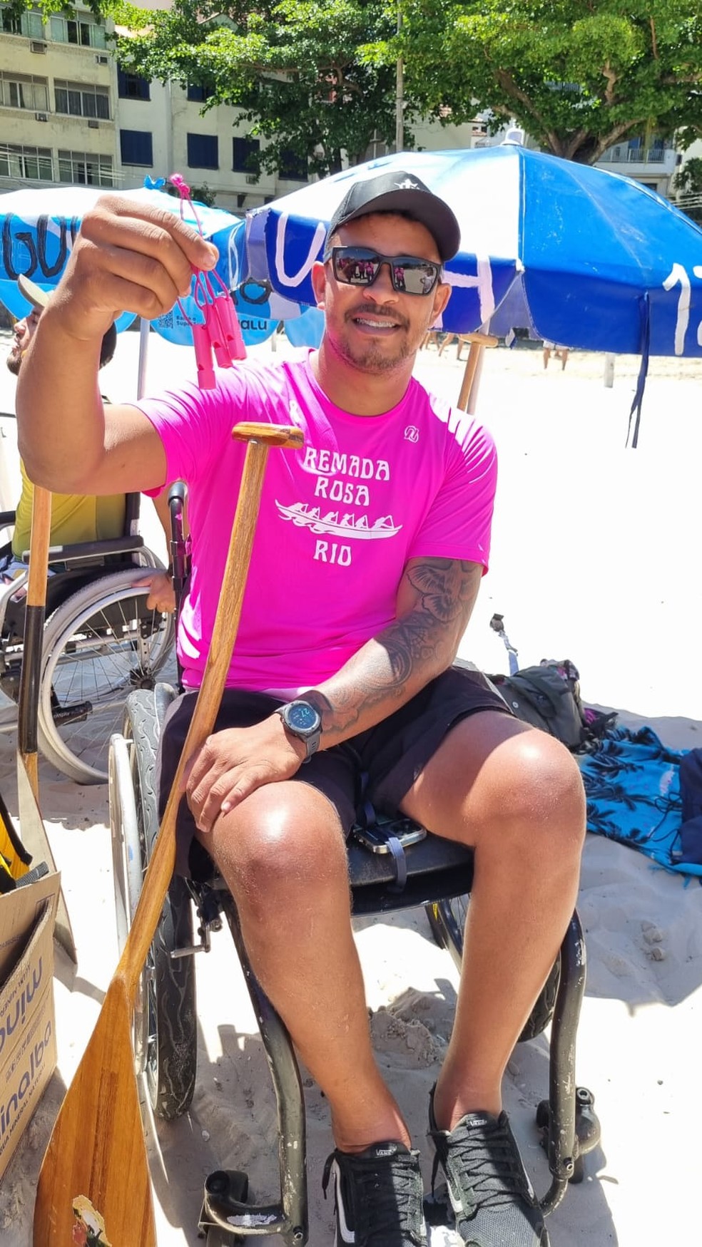 Isac de Oliveira, paratleta de 30 anos, fez apitos que foram distribuídos no evento Remada Rosa — Foto: Divulgação