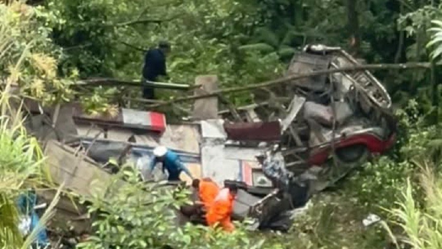 Ônibus escolar cai de encosta de 200 metros no Nepal, mata cinco pessoas e deixa 19 feridos