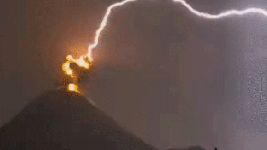 Vídeo mostra o momento em que tempestade raios atinge vulcão em erupção na Guatemala