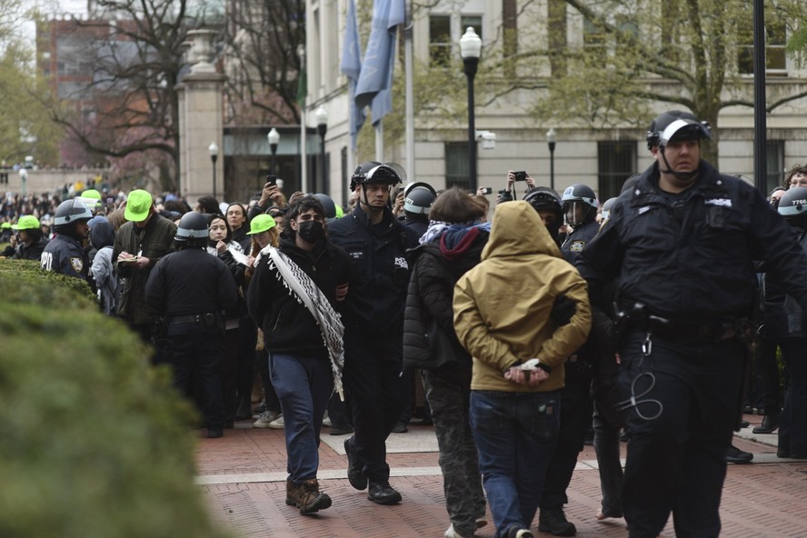Manifestantes pró-Palestina são levados pela polícia após ato no campus da Universidade Columbia, em Nova York