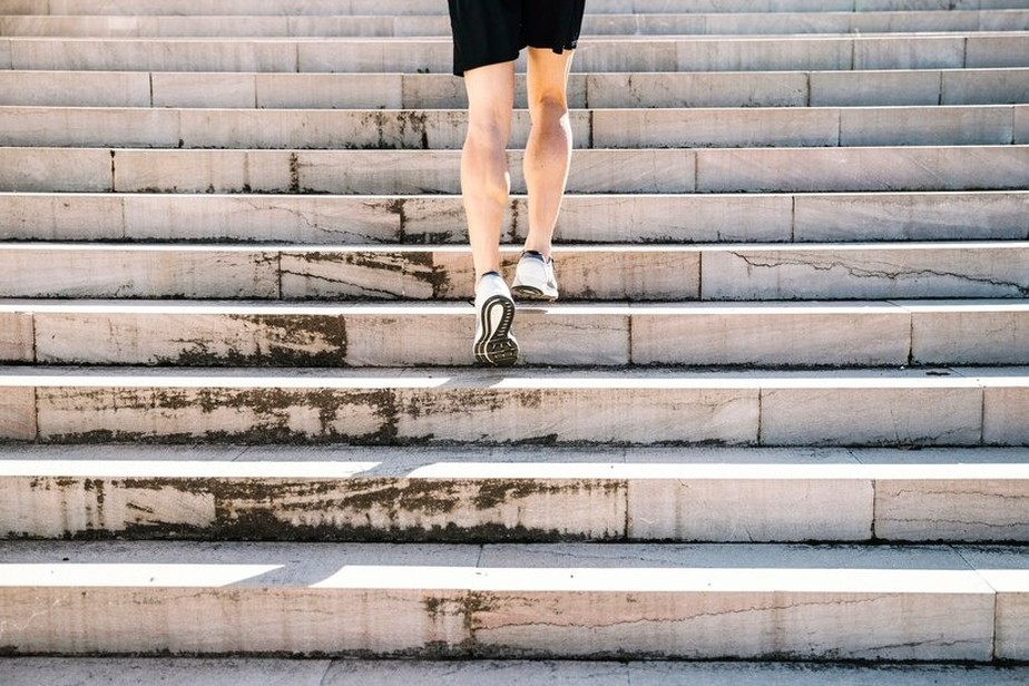 Subir cinco lances de escada por dia reduz risco de doenças cardíacas em 20%