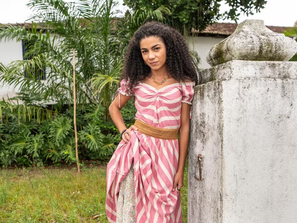 Samantha Jones faz a ambiciosa Mundica, que é arrumadeira no engenho Santa Fé e sonha em ficar rica — Foto: TV Globo/Estevam Avellar