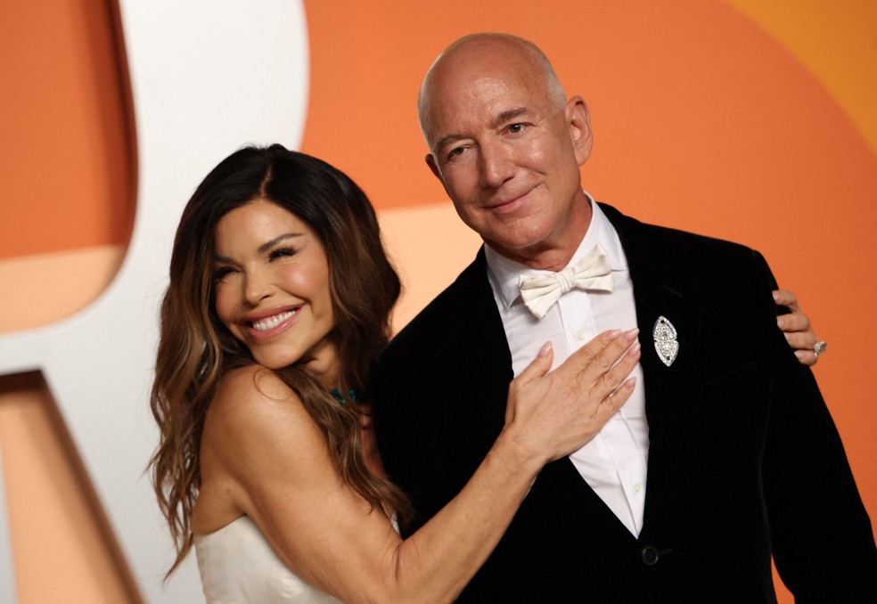 Jeff Bezos Lauren Sanchez na festa do Oscar — Foto: Michael Tran / AFP