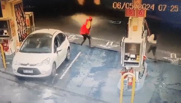 Vídeo mostra jogador alcoolizado batendo carro em bomba de combustível após celebrar título