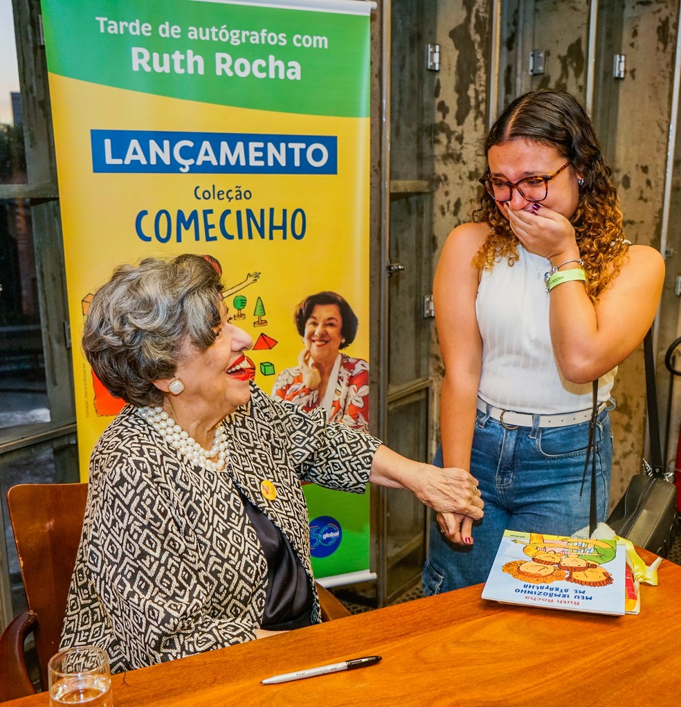 Jovem se emociona ao encontrar Ruth Rocha, em tarde de autógrafos da nova versão da coleção Comecinho — Foto: Divulgação