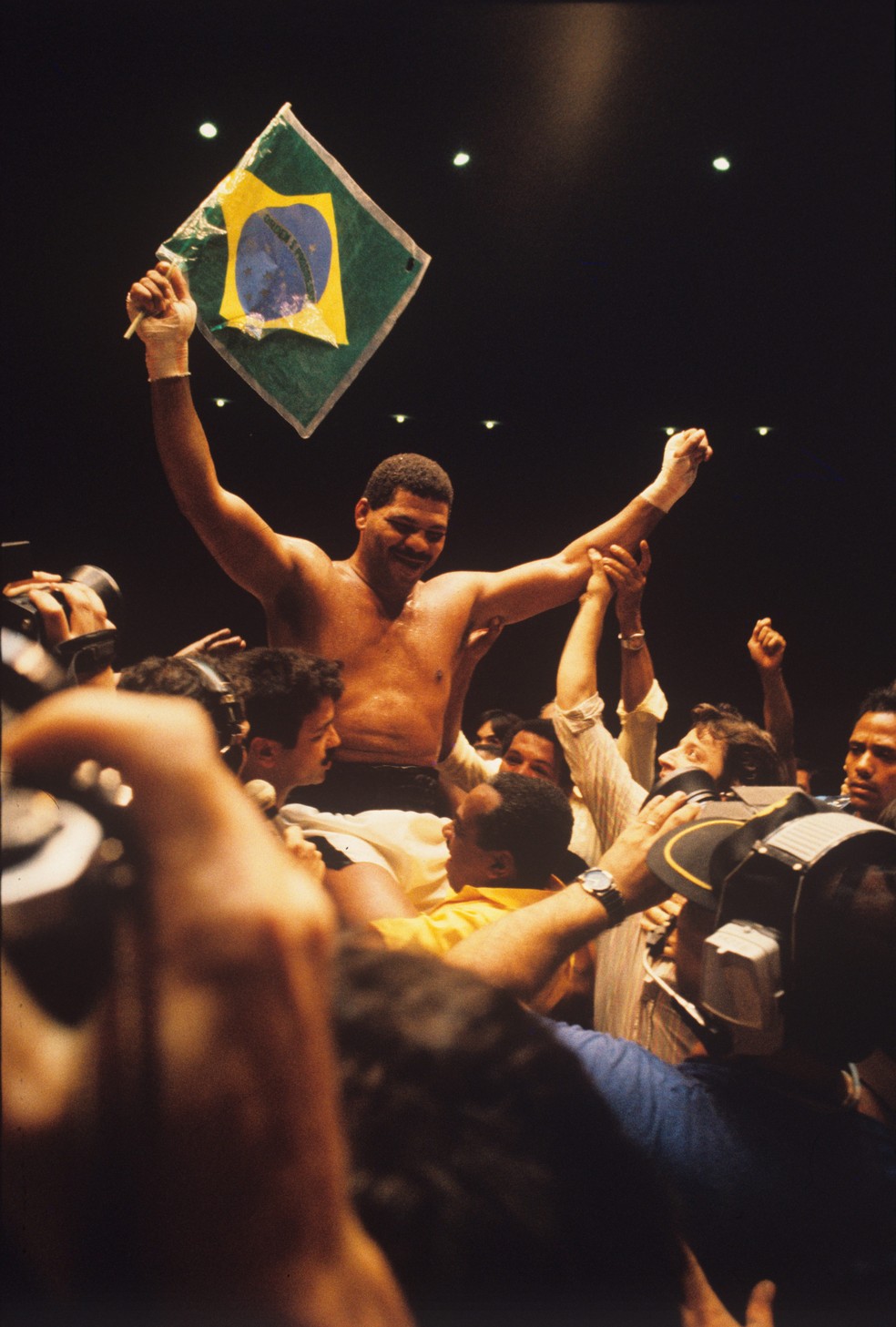 Maguila é festejado após vencer a luta contra o espanhol Alfredo Evangelista — Foto: Hipólito Pereira / Agência O Globo