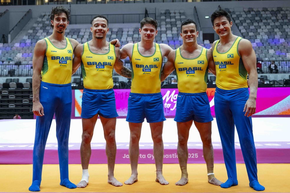 Treino de pódio da seleção masculina de ginástica, para o Mundial de Jacarta: Vitaliy Guimarães, Tomás Florêncio, Diogo Soares, Caio Souza e Arthur Nory — Foto: MeloGym/CBG