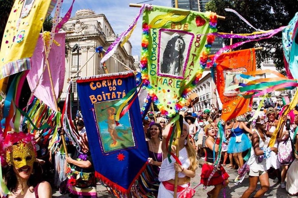 Ala de estandartes do Cordão do Boitatá — Foto: Divulgação