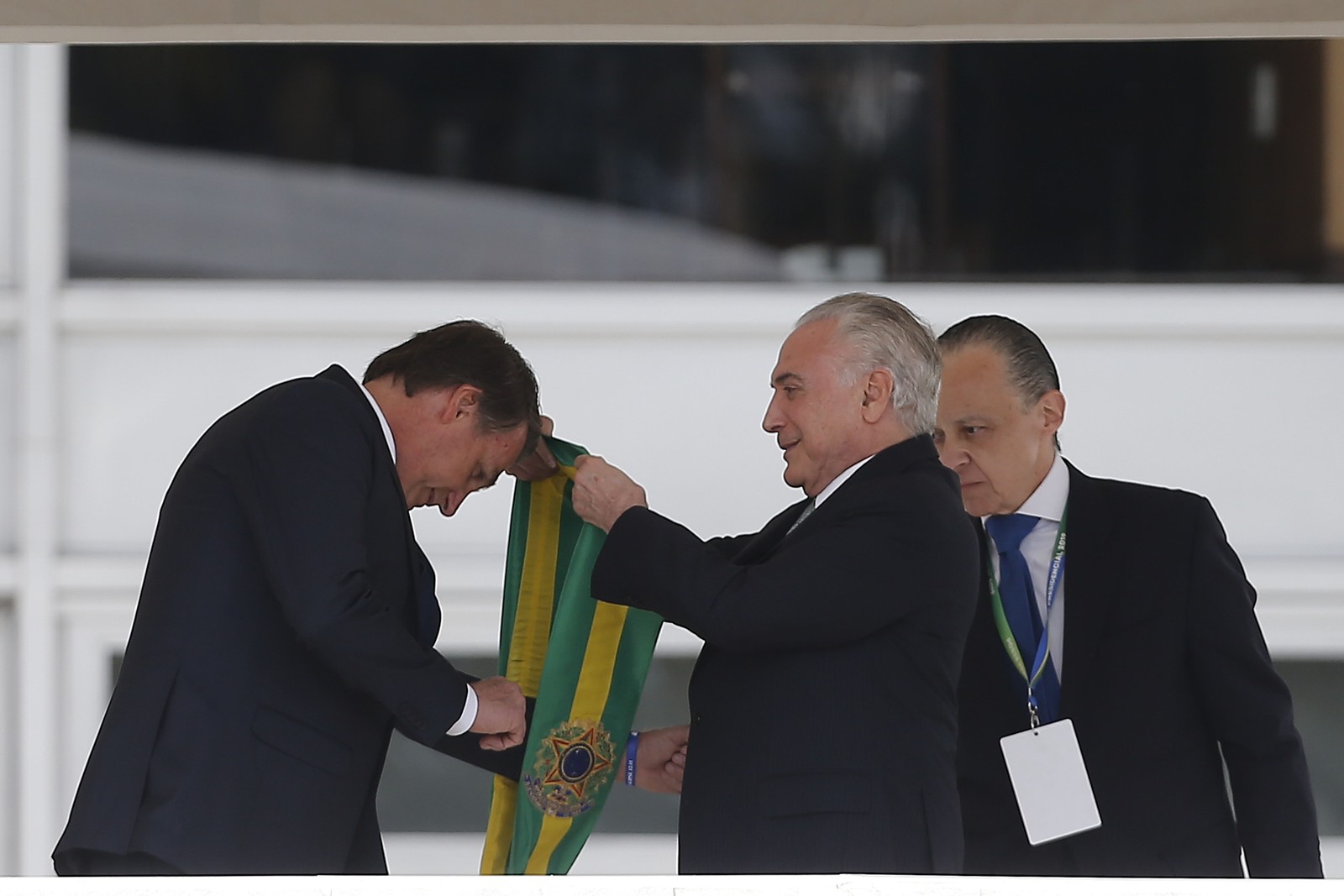 Bolsonaro recebe a faixa presidencial de Michel Temer, que assumiu o governo depois do impeachment de Dilma — Foto: Jorge William/Agência O Globo/01-01-2019