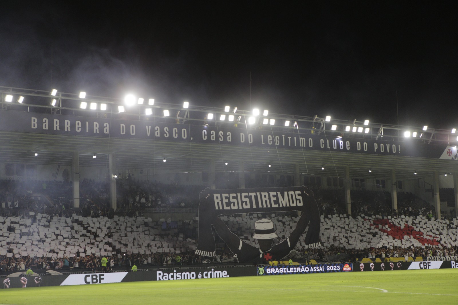 Na reabertura de São Januário, torcida produziu um mosaico escrito "Resistiremos" — Foto: Alexandre Cassiano/Agência O Globo